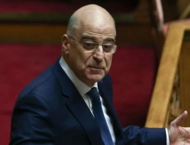 Πρωινός περίπατος για τον Νίκο Δένδια στη Γλυφάδα (φώτο)